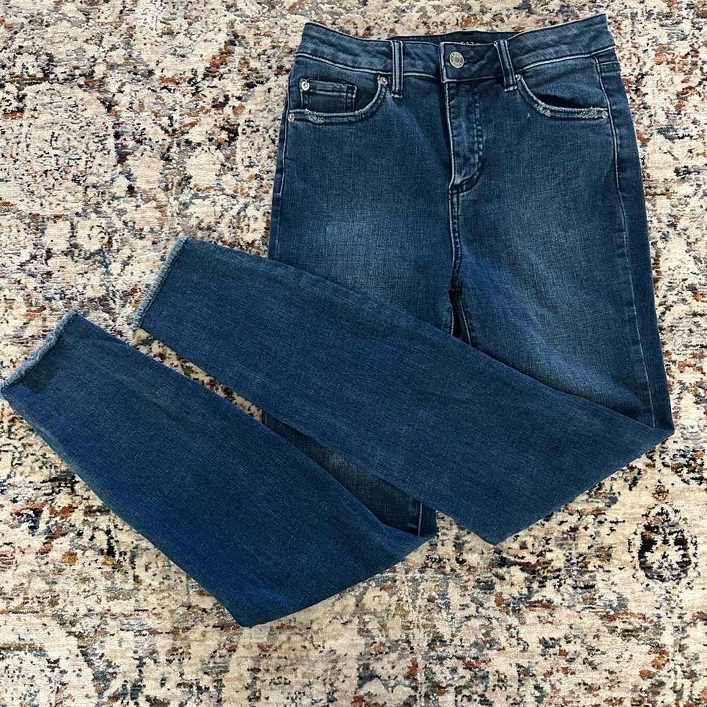 1. State, High Rise, Frayed Hem, Skinny Jeans
Size 25
Excellent Condition